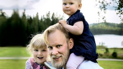 En anställd från Volvo Group bärandes på sina två barn