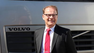 Volvo FH:n edessä seisova mies