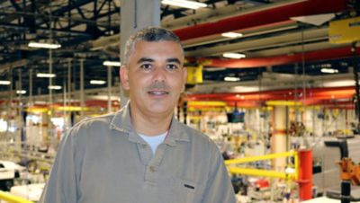 Bărbat în interiorul unei fabrici