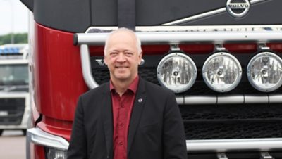 Man standing in front of Volvo FH