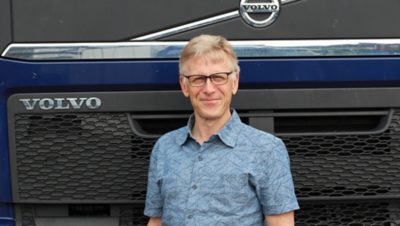 Volvo FH:n edessä seisova mies