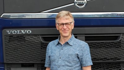 Ένας άνθρωπος που στέκεται μπροστά από ένα Volvo FH