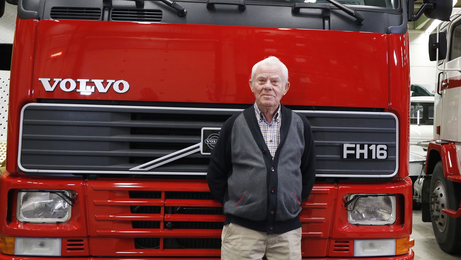 Hombre de pie delante de Volvo FH