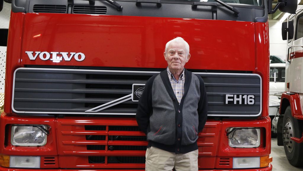 Homme posant devant un Volvo FH