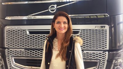 Mulher à frente de um Volvo FH