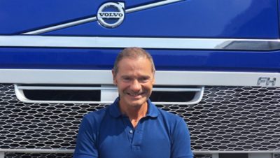 Čovjek koji stoji ispred kamiona Volvo FH