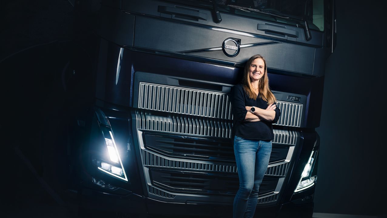 Volvo Lastvagnars säkerhetsdirektör, Anna Wrige Berling, framför en Volvo FH16