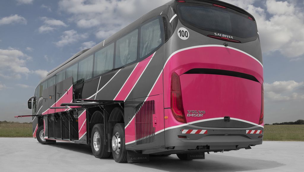 Versatilidad y eficiencia: Llega al mercado argentino el bus de 15 metros de Volvo