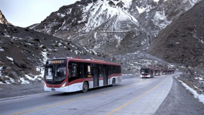 Santiago pone el foco en conectividad y seguridad al momento de recibir 120 nuevos buses Volvo con el sistema Safety Zones