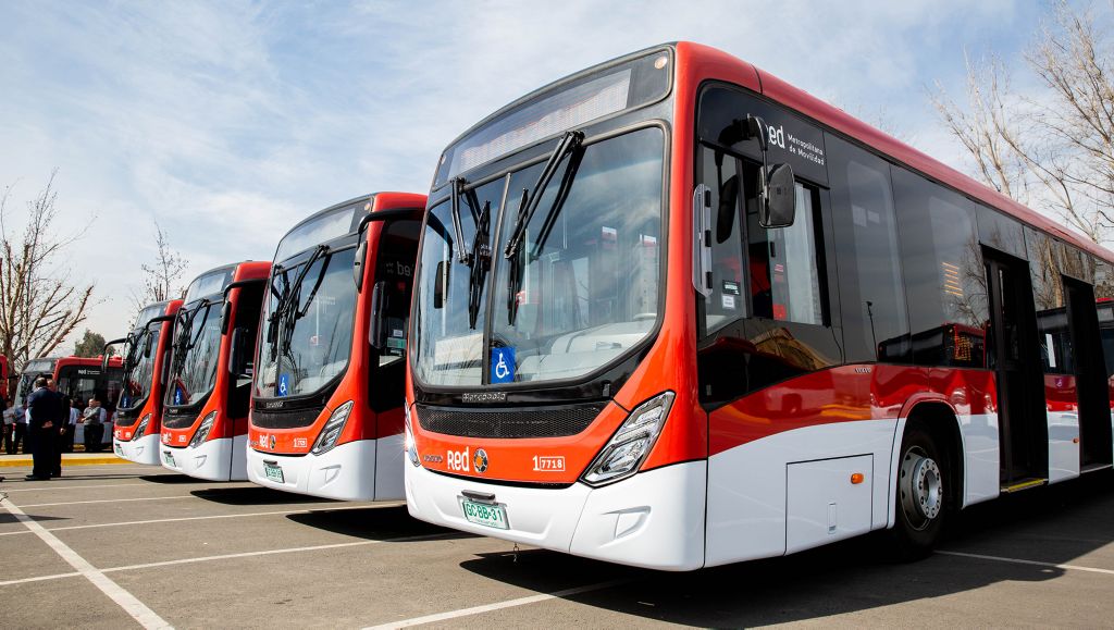 Santiago pone el foco en conectividad y seguridad al momento de recibir 120 nuevos buses Volvo con el sistema Safety Zones