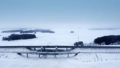 Close-up of the Volvo FH with I-Save turning into a snowy road