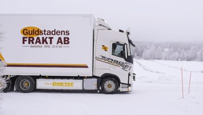 Utsidan av bilen är strajpad med Guldstadens logotyp i guld och mörkrött. 