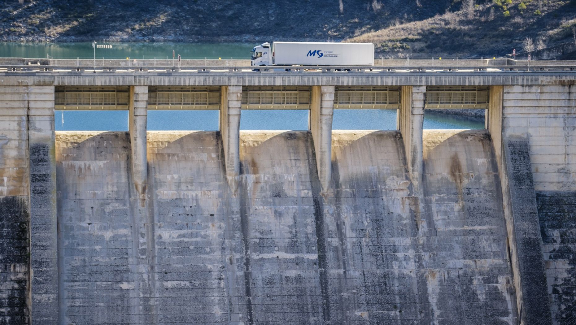 The Volvo FH with I-Save crosses a dam