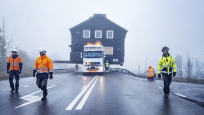 Front view of the Volvo FH transporting the Kiruna museum surrounded by mist