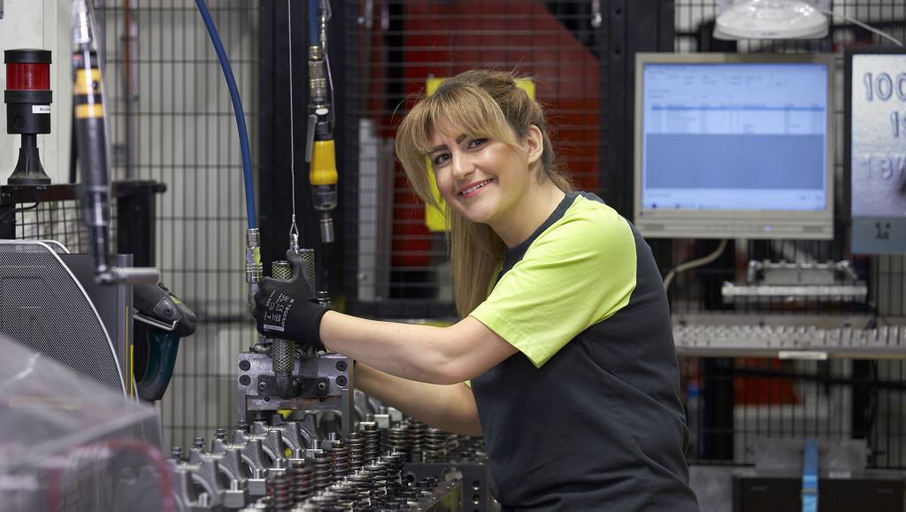 Generace se setkávají v továrně na výrobu motorů Volvo v Skövde