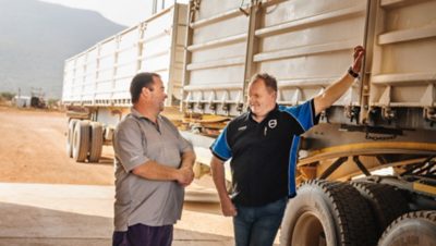 Il proprietario Michael Vermaak e Koos Van Rooyen, Volvo Sales Manager, chiacchierano accanto al rimorchio di un camion