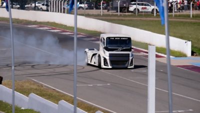 Volvo Trucks presentó el camión más rápido del mundo ante el público más fierrero de Argentina