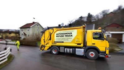 Den självkörande sopbilen är ett sammarbete mellan Volvo Lastvagnar och Renova. 