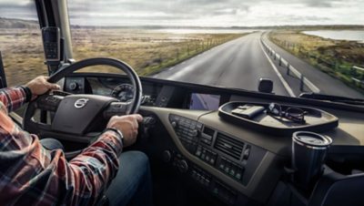 Vista desde la cabina del conductor con la carretera de frente