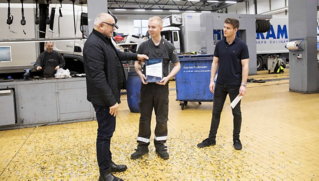 Diplomet blev overrakt af Carl Mahler fra Dansk Metal og racerkører Nicolai Kjærgaard