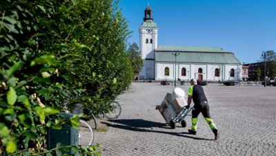 Det händer att Anders Bergman parkerar lastbilen för att leverera varorna till fots. På så vis behöver han inte kränga runt i stadstrafiken, samtidigt som han får vardagsmotion.