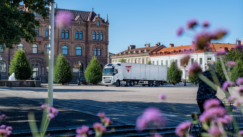 Anders Bergman med sin Volvo FH fältprovsbil på torget i Varberg