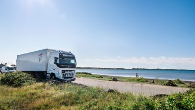Anders levererar varor till restaurangerna längs stranden i Varberg. 