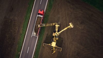 Sunkvežimio pakrovimo cukriniais runkeliais vaizdas iš paukščio skrydžio