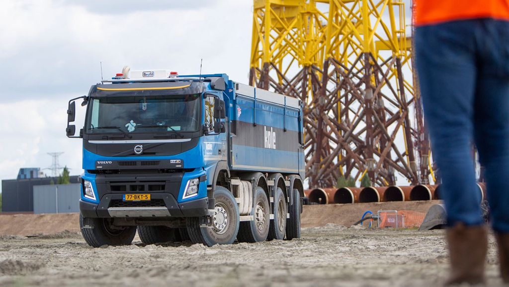 Eerste Volvo FMX 8x8 op de weg bij Kole Transport 