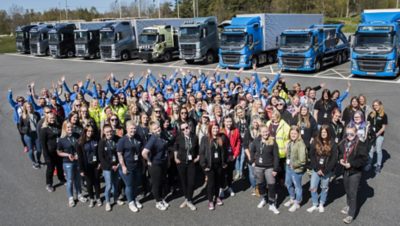Volvo Lastvagnars Tjejdag är ett sätt att få fler tjejer att få upp ögonen för en karriär inom transportbranschen.