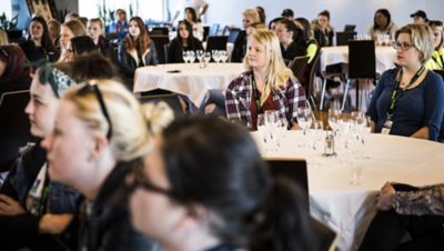 85 nyfikna tjejer samlade i matsalen på Volvo Experience Center i Torslanda.  