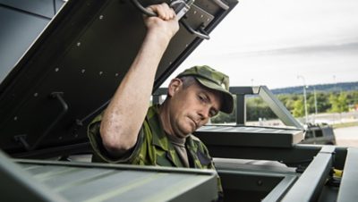 Fredrik Stäpel Jensen demonstrerar takluckan, som är viktig för evakuering, flygspaning och för att kunna skjuta från bilen.