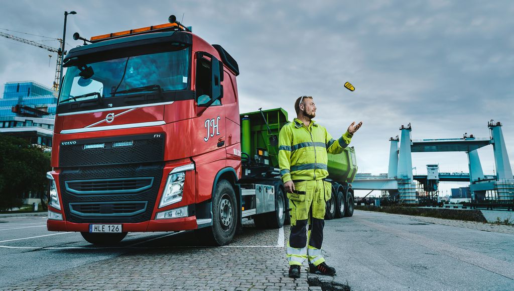 Rickard Olausson framför sin Volvo FH på Gullbergskajen i Göteborg