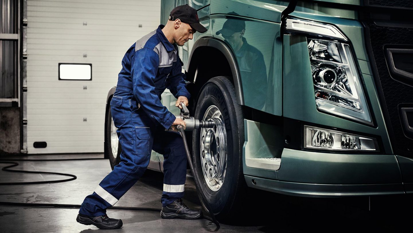 Техосмотр космонавтов. Volvo Truck service. Автослесарь грузовой. Шиномонтаж. Слесарь-механик грузовых автомобилей.