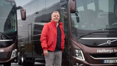 Mikael Hellberg a créé Hellbergs Buss en 1994 et possède aujourd'hui sept autocars. Depuis le début de l'année, des dispositifs ECO3 ont été installés dans tous les autocars, à l'exception d'un véhicule bientôt remplacé. « Cela a vraiment représenté un changement positif pour nous. Indépendamment des vaccins et de la pandémie, je pense que nous devons conserver ce dispositif. De nombreux autres virus et bactéries sont présents et si nous pouvons empêcher nos conducteurs et nos passagers de tomber malades, tant mieux. »