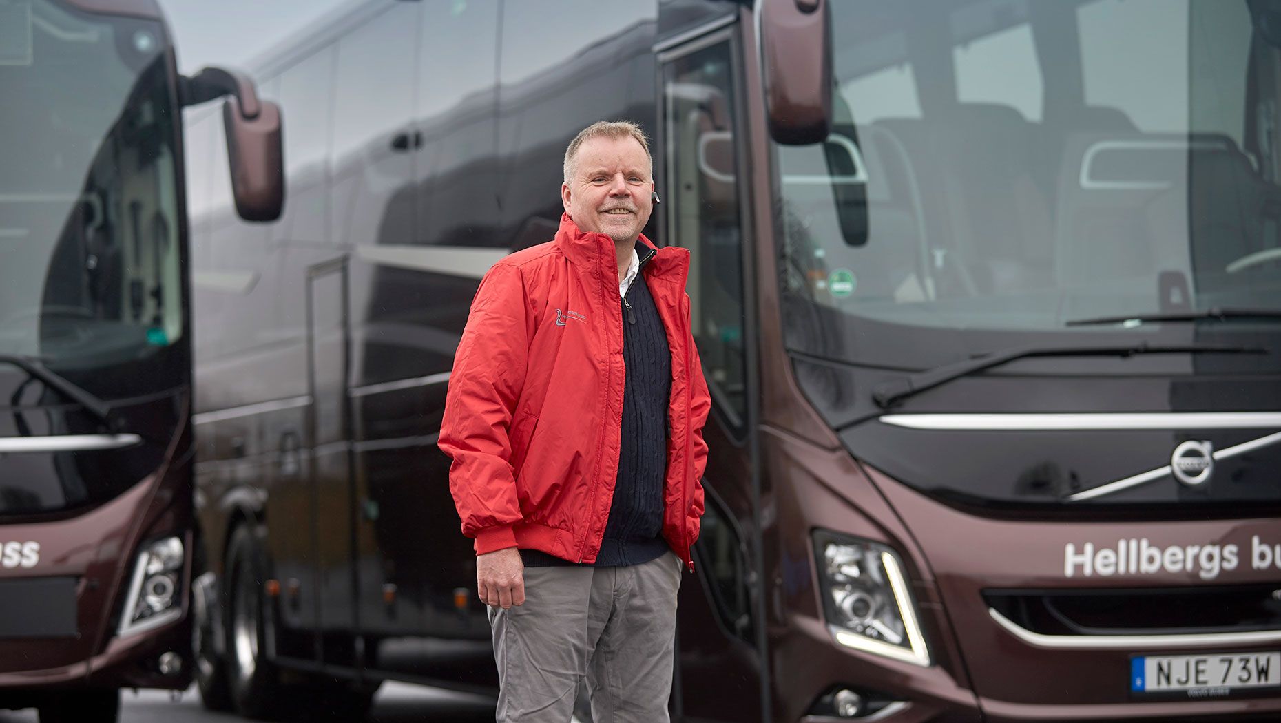 Mikael Hellberg, Eigentümer von Hellbergs Buss, mit einem Volvo 9900