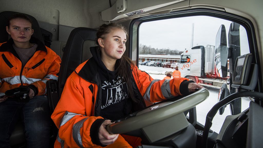 Elin Erlandsson vet ännu inte om hon vill köra grusbil, styckebil eller timmer i framtiden. Oavsett inriktning har hon jobb som yrkesförare att välja mellan.