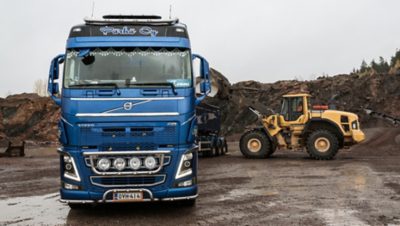 Volvo FH16 ja pyöräkuormaaja