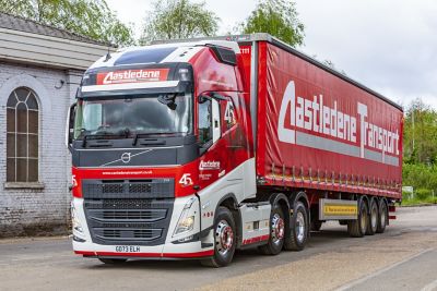 Castledene Transport has taken delivery of a brand-new Volvo FH 500 with I-Save, sporting a livery to celebrate the customer’s 45th anniversary. 