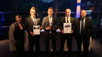 Mukana palkintomatkalla Kuopion (Mestarinkatu ja Kolmisoppi) päivystäjät Janne Ihalainen, Aapo Savolainen ja Antti Airaksinen. Kuvissa lisäksi Ronja Luukkonen, Customer Service Advisor VAS Nordic team, ja oikealla Markus Heiskanen, teknisen palvelutiimin päällikkö, Suomen VAS yhteyshenkilö, Volvo Finland Ab. 
