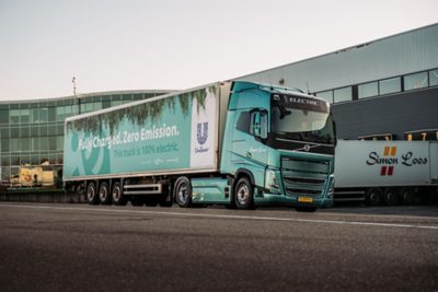 De eerste elektrische Volvo FH rijdt inmiddels rond in Nederland, namens Unilever en Simon Loos.