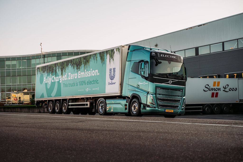 Eerste elektrische Volvo FH rolt van de band voor Nederland – Unilever en Simon Loos stellen hem in gebruik 