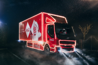 Babbo Natale consegna i regali a bordo del Volvo FL Electric