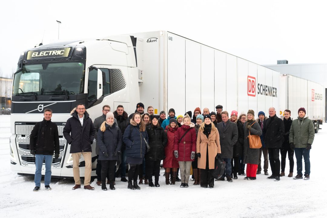 Raskaan liikenteen sähköistyminen vaatii yhteistyötä – liikenneviranomaiset vierailivat Volvolla