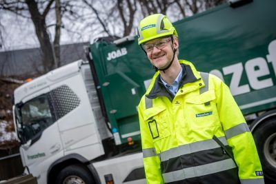 Volvo-mekaniker overleverer en pakke med Volvo-logo til en Volvo-lastebilsjåfør