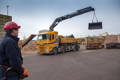 Volvo FH 8x2 met 55 tonmeter-autolaadkraan. "Het werk vergt veel kort draaien, smalle straatjes en ruw terrein. Volvo Dynamic Steering is daarvoor ideaal; het sturen kost geen enkele inspanning meer", aldus Wilco Sinke van Sinkegroep.