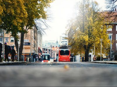 Två Volvo elbussar på vägen i mitten av Jönköping.