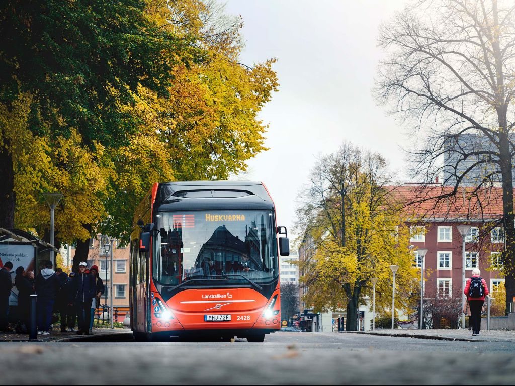 En röd Volvo 7900 Electric Articulated på en bro