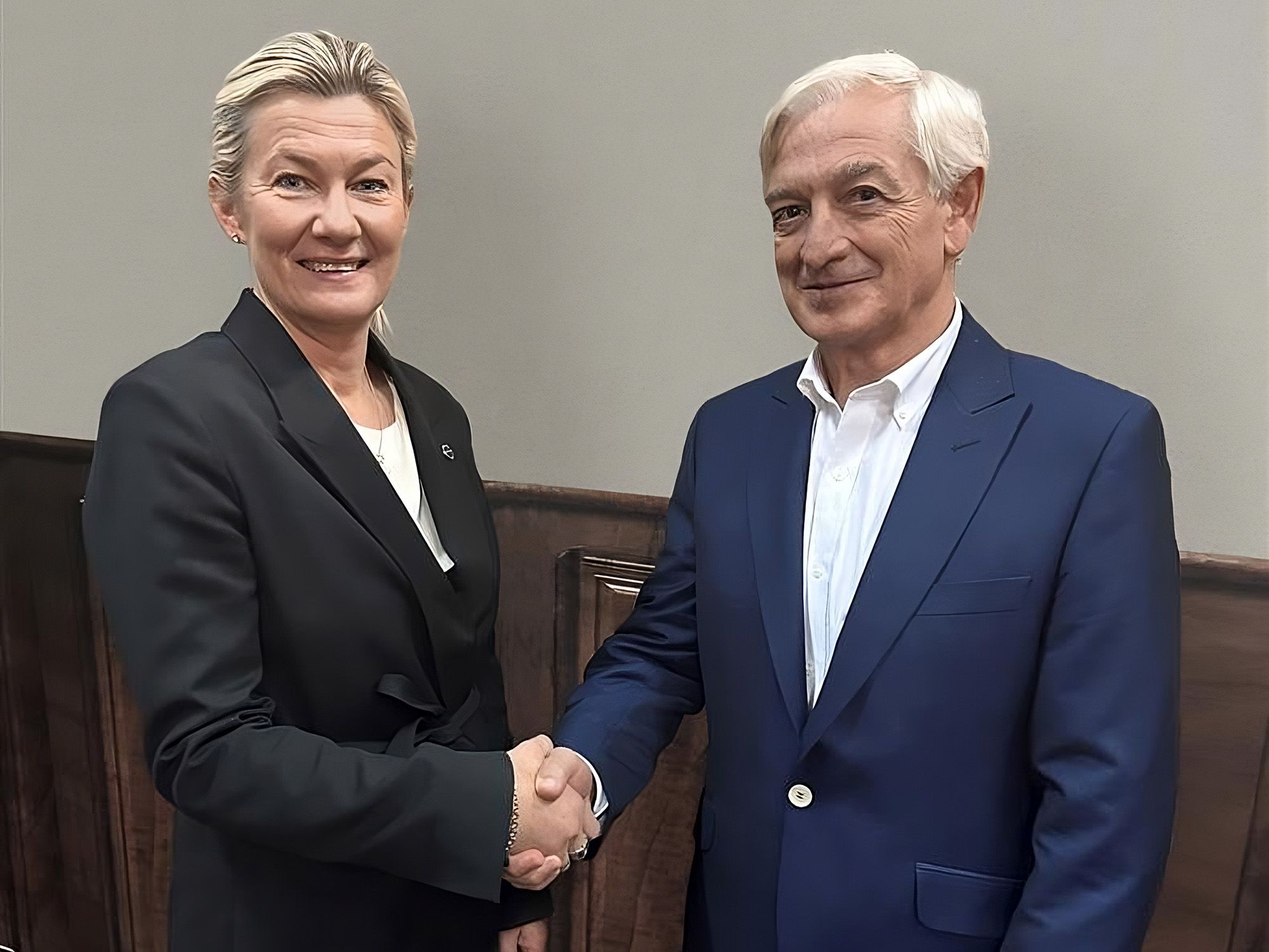 Anna Westerberg, President at Volvo Buses, and José Ignacio Murillo, CEO at Sunsundegui, shaking hands.