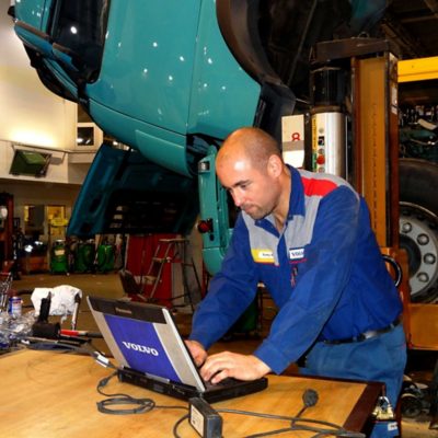 Ronny Bergsköld i Västerås felsöker en lastbil med hjälp av Techtool.